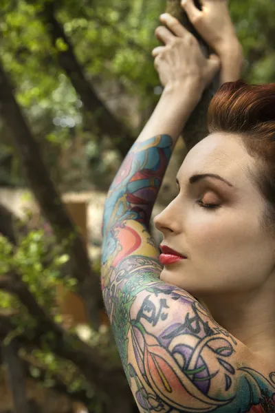 Привлекательная татуированная женщина . — стоковое фото