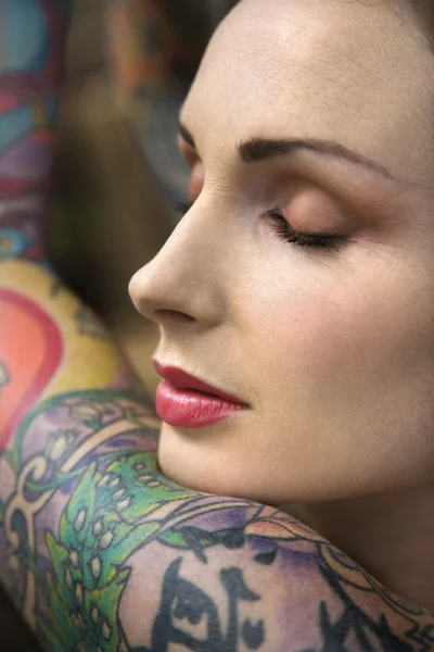 Belle femme tatouée . — Photo