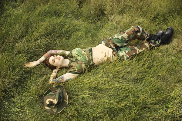 Vrouw in camouflage. — Stockfoto