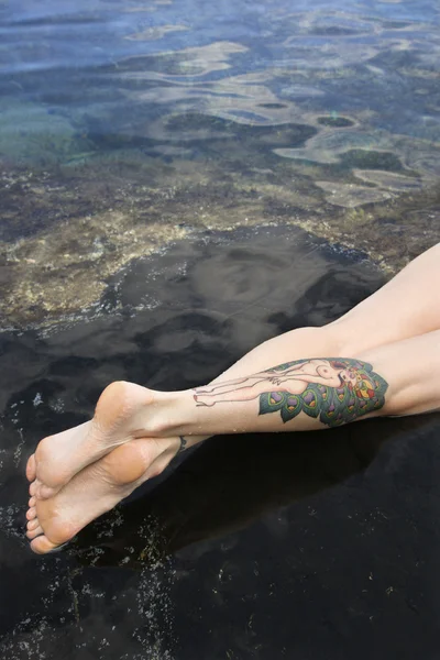 Pernas tatuadas . — Fotografia de Stock