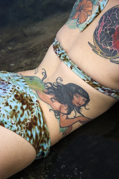 Tetovaný žena v plavkách. — Stock fotografie