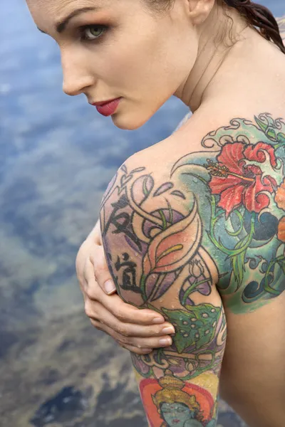 Γυμνό τατουάζ γυναίκα. — Φωτογραφία Αρχείου