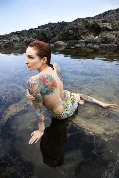 Mulher nua tatuada . — Fotografia de Stock
