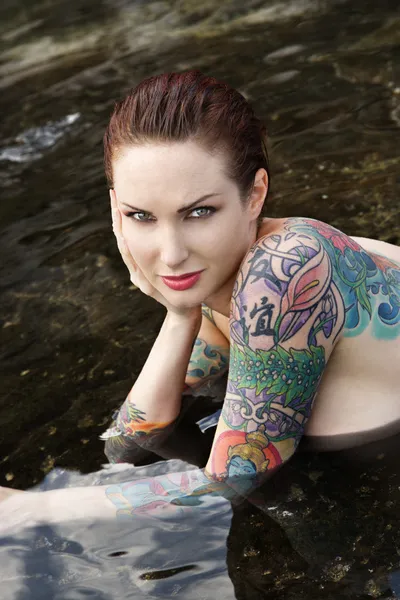 Сексуальная обнажённая татуированная женщина . — стоковое фото