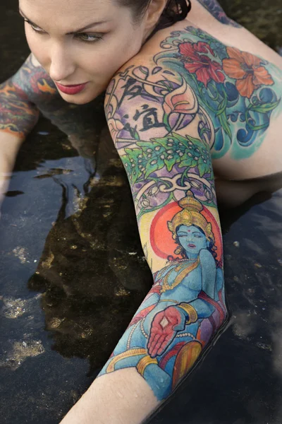 섹시 한 누드 문신된 여자. — 스톡 사진
