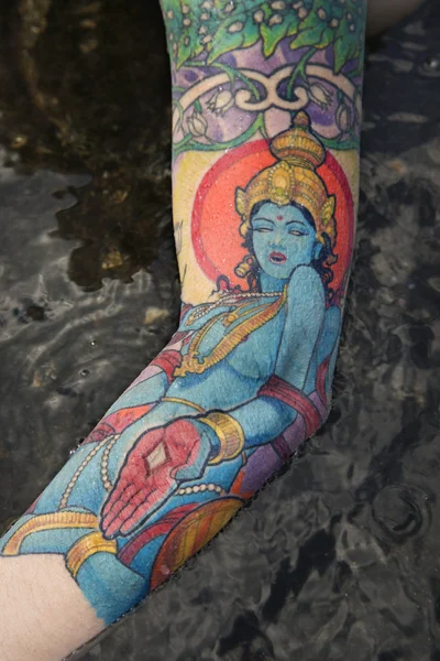 Braço de mulher tatuada . — Fotografia de Stock