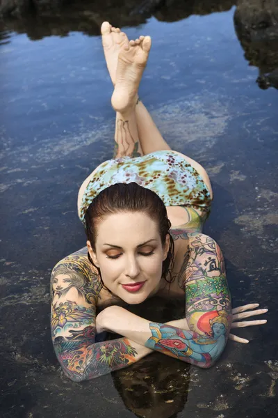 Mujer tatuada sexy. — Stockfoto
