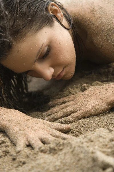 Frau im Sand. — Stockfoto