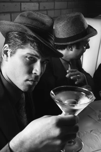 Άνδρες που πίνει στο μπαρ. — Φωτογραφία Αρχείου