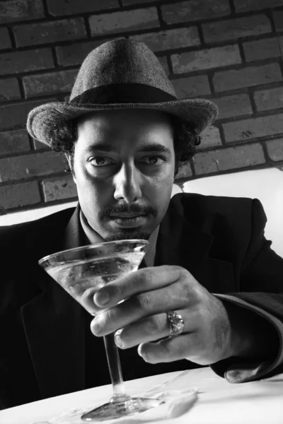 Retro biznesmen z martini. — Zdjęcie stockowe