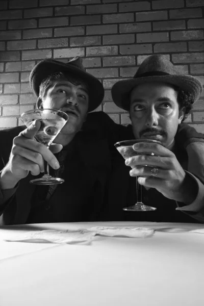 Retro hombres de negocios con martinis . — Foto de Stock