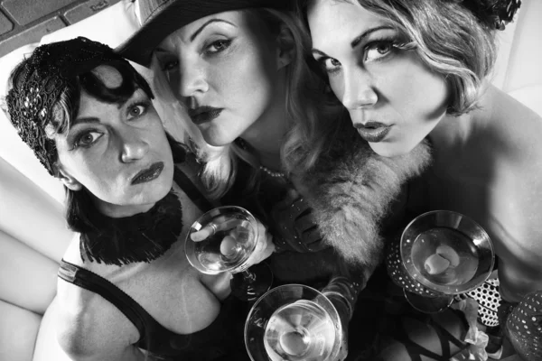 Retro kvinnor med martinis. — Stockfoto