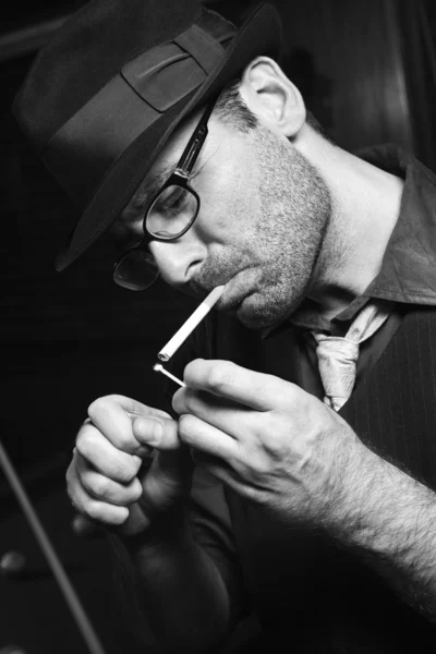Oświetlenie retro mężczyzna papieros. — Zdjęcie stockowe