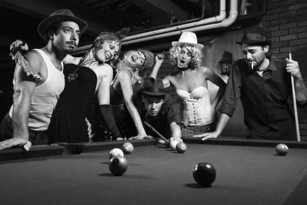 Retro grupp spela pool. — Stockfoto