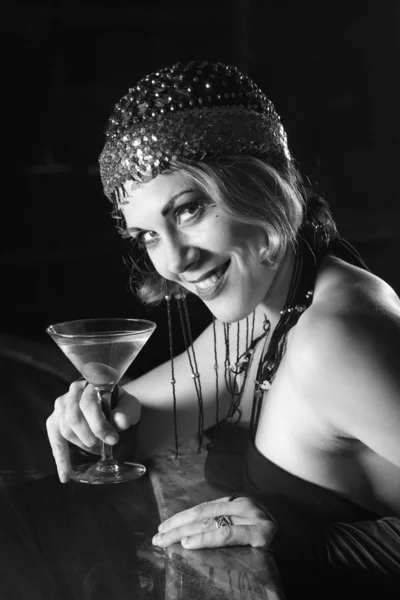 Retro vrouwelijk met martini. — Stockfoto