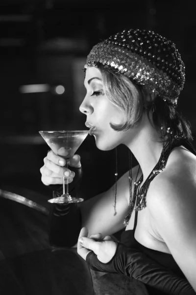 Retro kobieta picia martini. — Zdjęcie stockowe