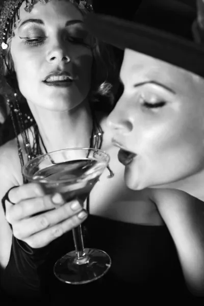 Mulheres que bebem álcool . — Fotografia de Stock