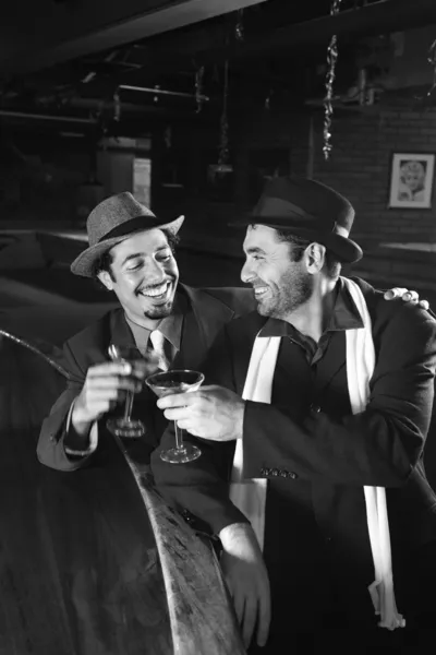 Hommes buvant au bar . — Photo