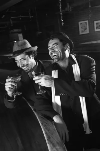 Mannen lachen en drinken. — Stockfoto