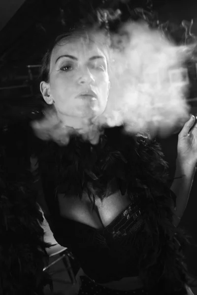 レトロな女性の喫煙. — ストック写真