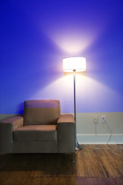 Interiérové křeslo a lampa. — Stock fotografie
