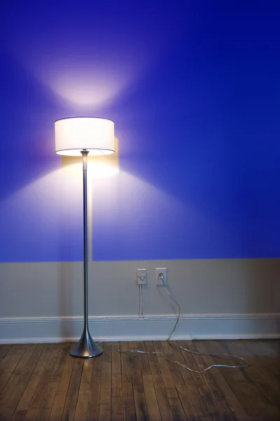 Lamp tegen blauwe muur. — Stockfoto