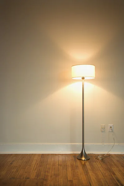 Stojací lampa na dřevěnou podlahu. — Stock fotografie
