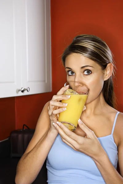 Mujer bebiendo jugo de naranja. — Foto de Stock