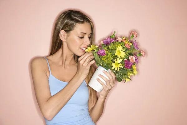 Woman smelling flowers. — Stock Photo, Image