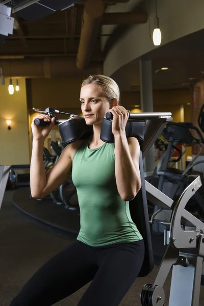Woman working out at gym. — Stock Photo, Image