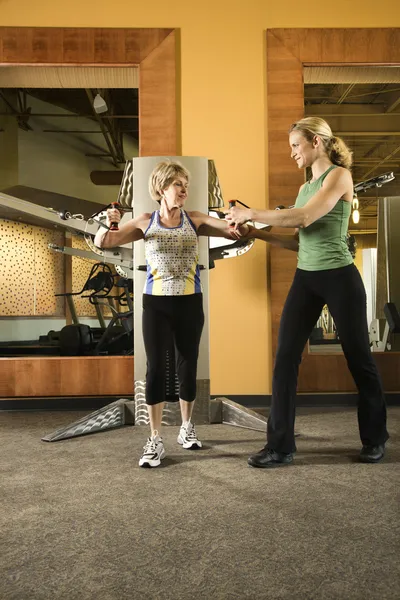 Žena pomáhá žena cvičení. — Stock fotografie