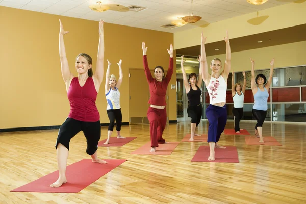 Kvinnor i yogalektion. — Stockfoto