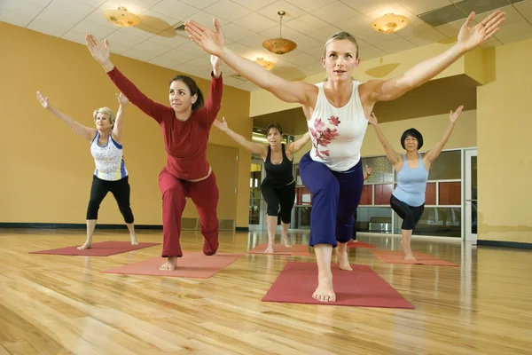 Kobiety na zajęciach jogi. — Zdjęcie stockowe