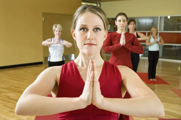 Kvinnor i yogalektion. — Stockfoto
