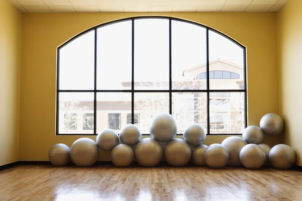 Υπόλοιπο μπάλες στον όροφο στο γυμναστήριο — Φωτογραφία Αρχείου