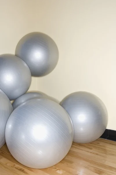 Balones de equilibrio en gimnasio . — Foto de Stock