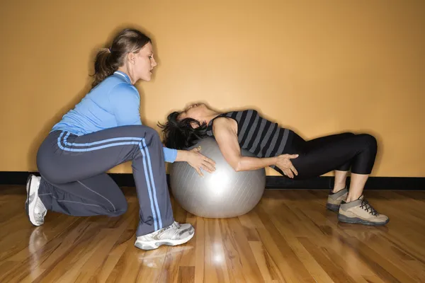Mulheres usando bola de equilíbrio — Fotografia de Stock