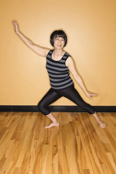 Senior vrouw in yoga pose — Stockfoto