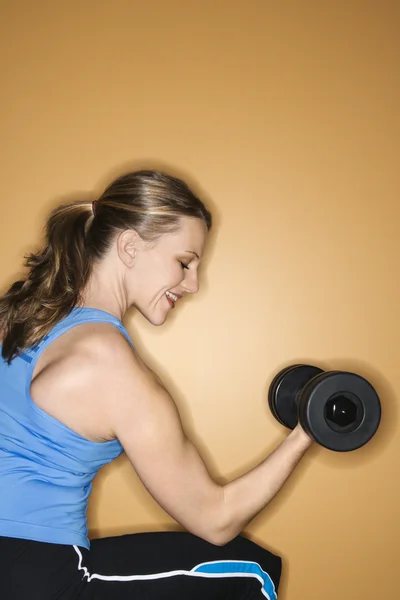 Woman lifting weights. — Stock Photo, Image