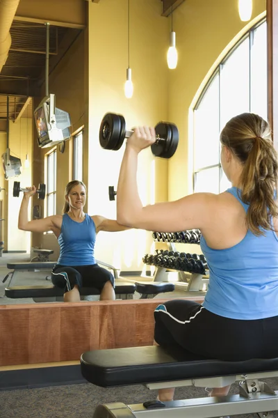 Woman Seated Lifting Weights — Stock Photo, Image