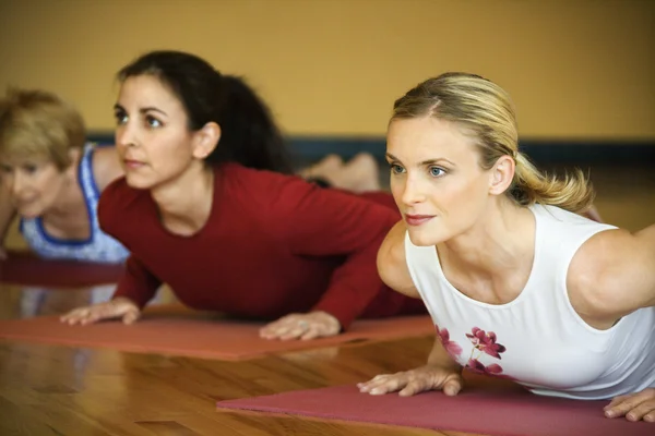 Erwachsene Frauen im Yoga-Kurs. — Stockfoto
