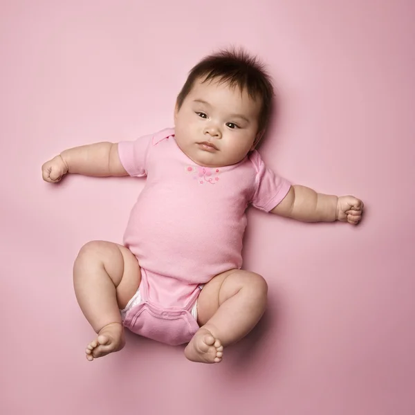 Baby liggend op rug. — Stockfoto