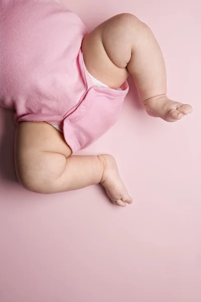 Babys buclaté nohy. — Stock fotografie