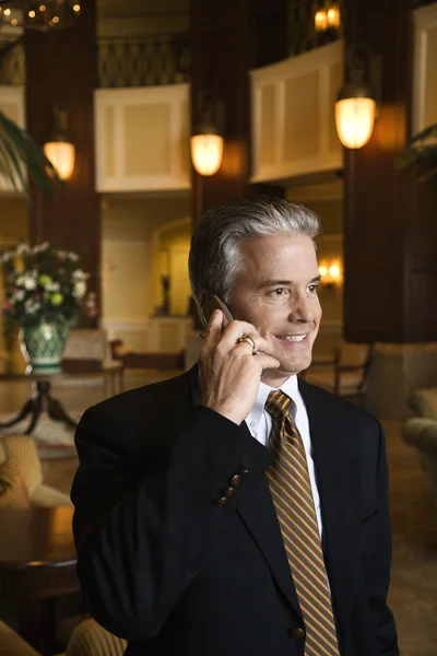 Homme d'affaires parlant sur téléphone portable. — Photo