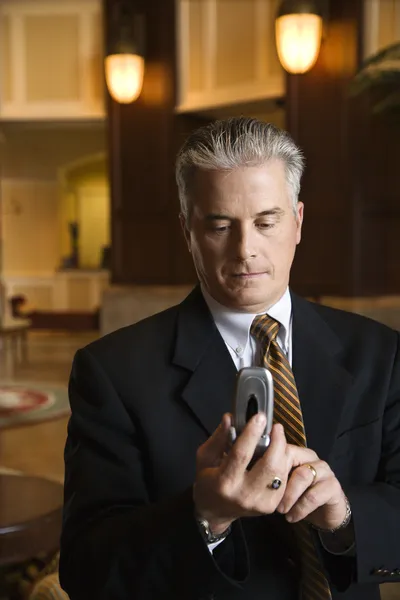 Бізнесмен на мобільному телефоні в готелі . — стокове фото