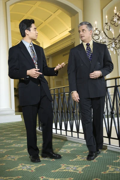 Dos hombres de negocios en hotel . — Foto de Stock