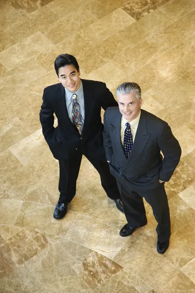 Два уверенных бизнесмена — стоковое фото