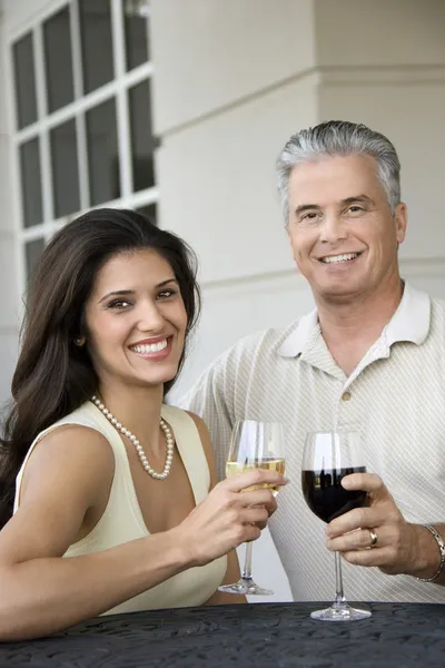 Couple souriant buvant du vin . — Photo