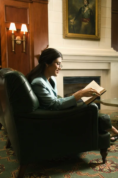 Mujer sentada y leyendo. — Foto de Stock