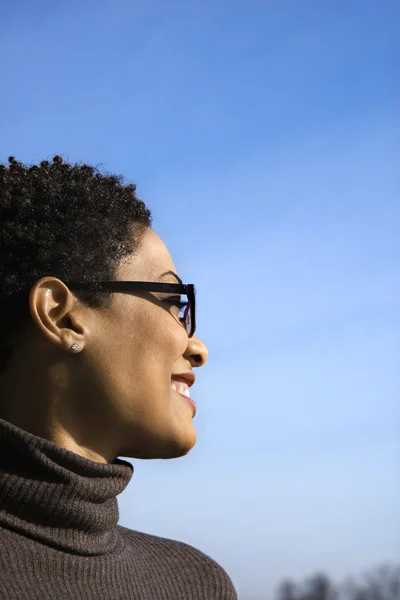 Profil för leende ung svart kvinna — Stockfoto